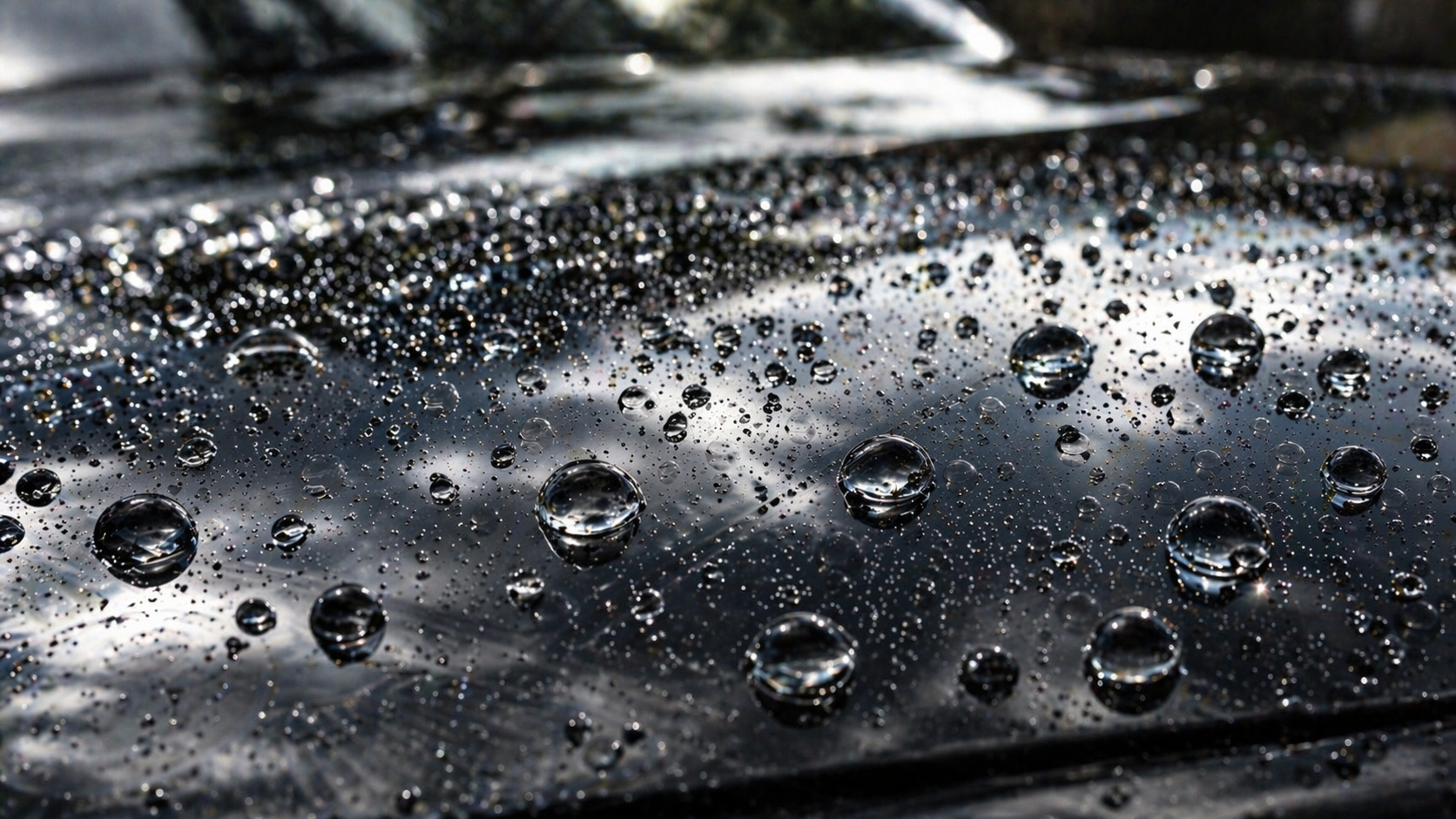 Efeito beading de vitrificação cerâmica em capô preto de carro, gotas esféricas de água